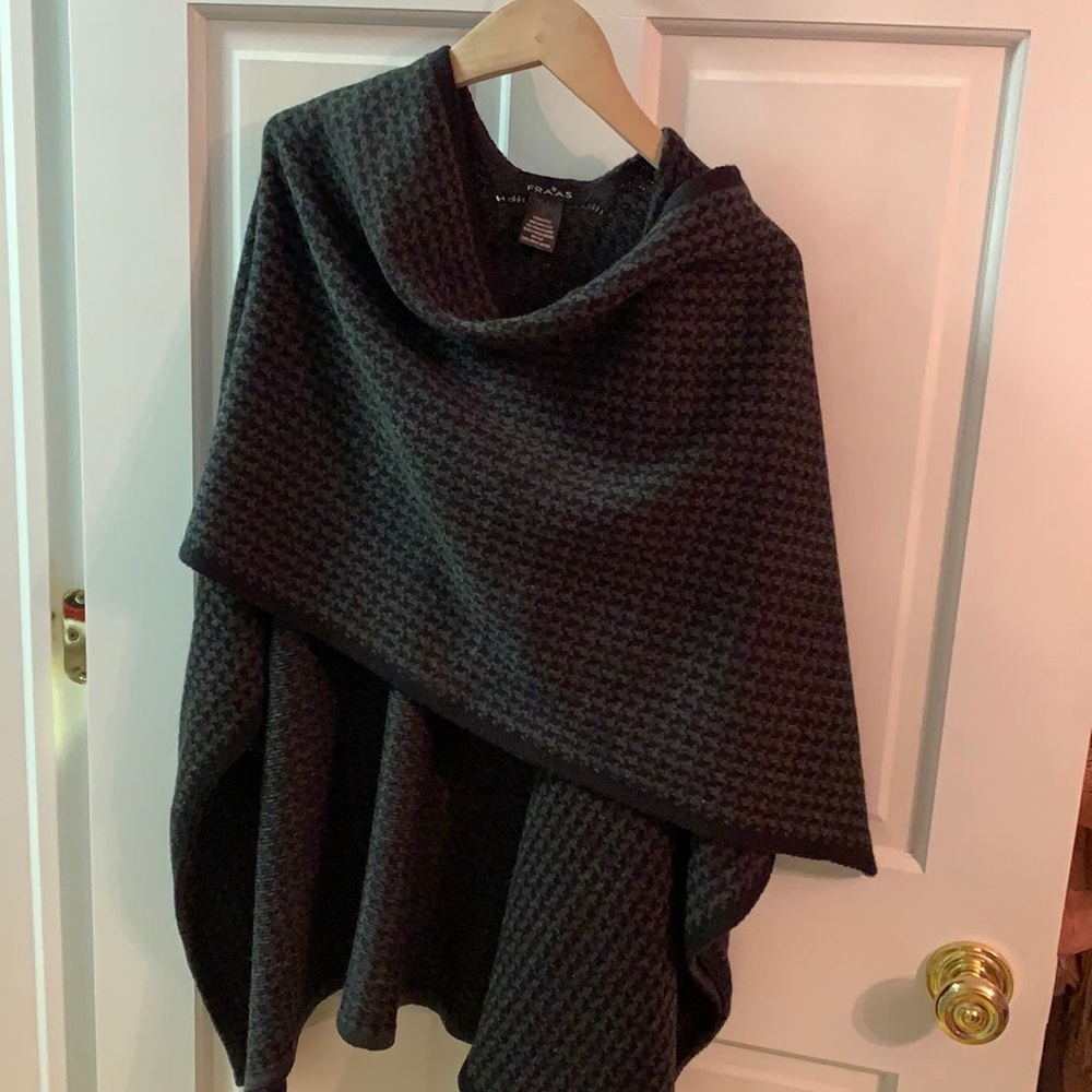 Woman’s Fraas Shawl Wrap, Black and Gray print